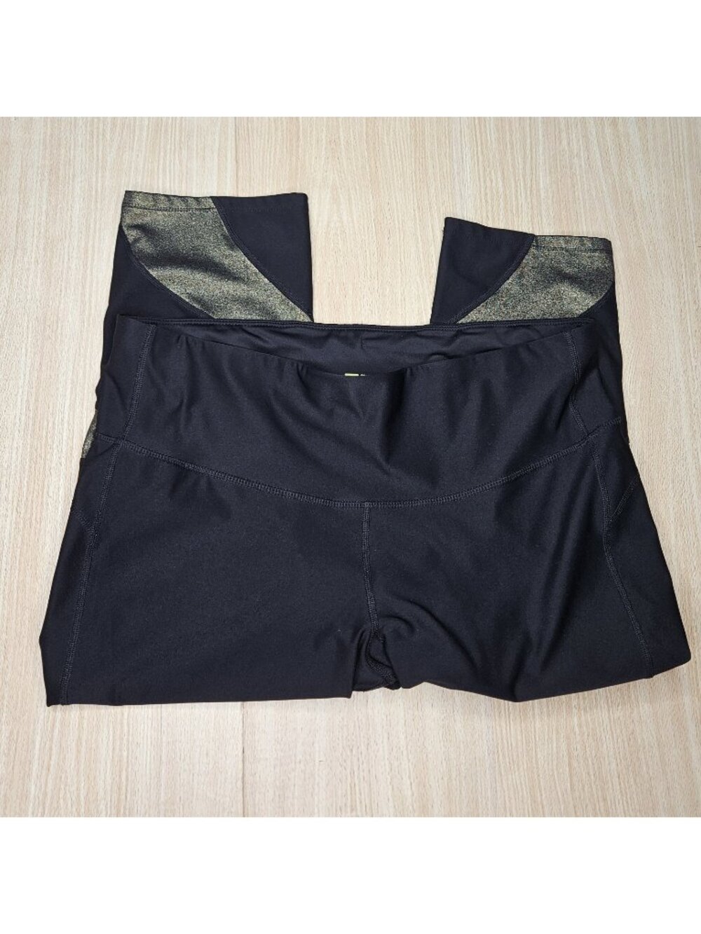 Xersion Womens New Black Capri Athletic Leggings Gold Detail XL
